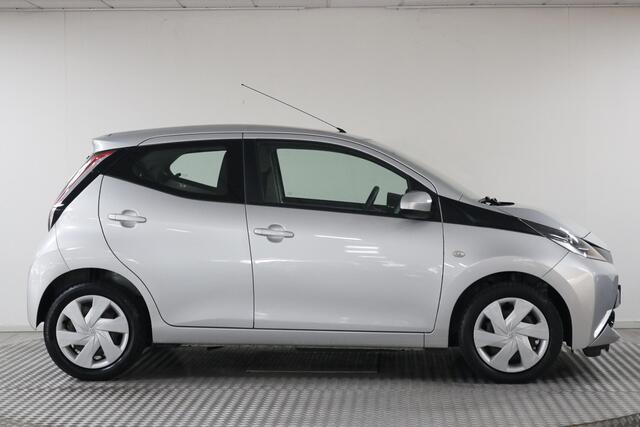 Toyota AYGO 1.0 VVT-i x-play Airco | Navigatie | Camera | Bluetooth.