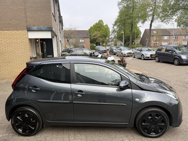 Toyota AYGO 1.0 VVT-i x-play / Airco/ Bleutooth/ Camera/ LED/ Elektrische ramen