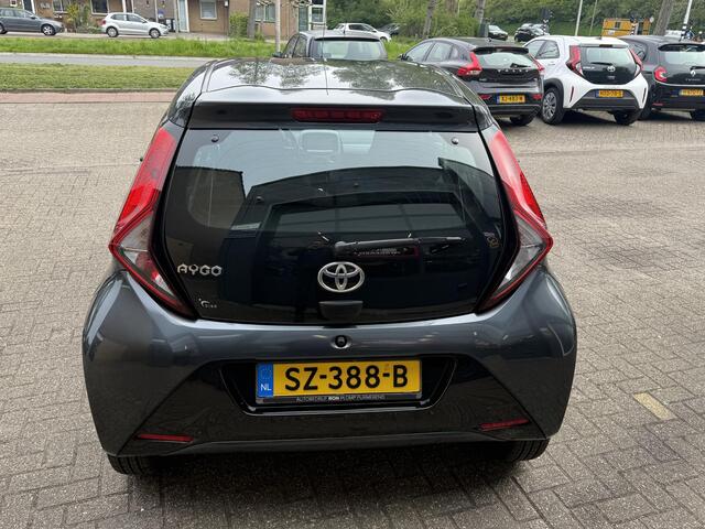 Toyota AYGO 1.0 VVT-i x-play / Airco/ Bleutooth/ Camera/ LED/ Elektrische ramen