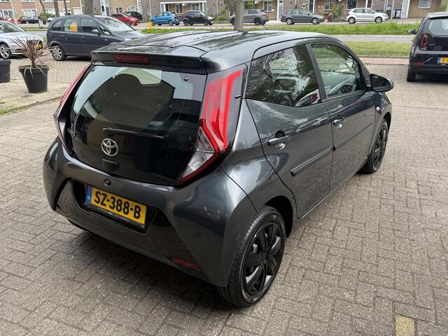 Toyota AYGO 1.0 VVT-i x-play / Airco/ Bleutooth/ Camera/ LED/ Elektrische ramen