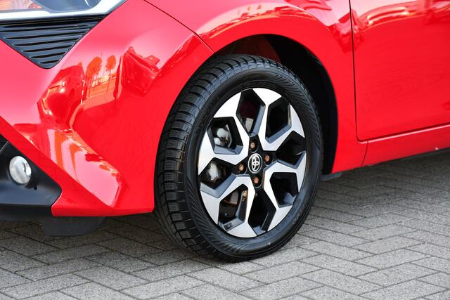 Toyota AYGO 1.0 VVT-i x-joy 5-deurs 72pk | Signaalkleur rood | Lichtmetalen velgen 15 | Achteruitrijcamera