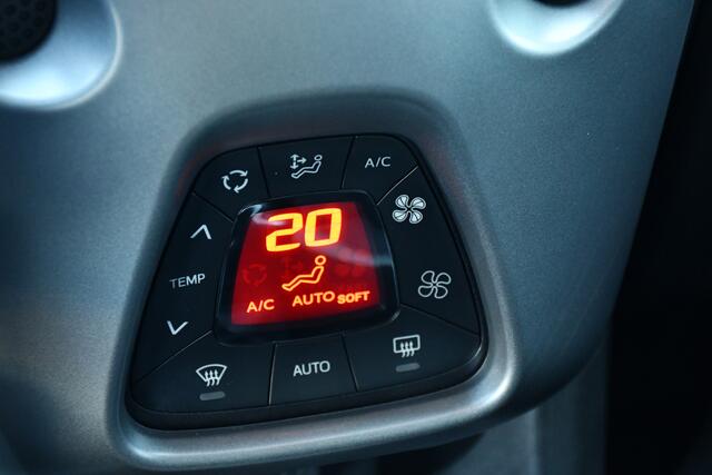 Toyota AYGO 1.0 VVT-i x-joy 5-deurs 72pk | Signaalkleur rood | Lichtmetalen velgen 15 | Achteruitrijcamera