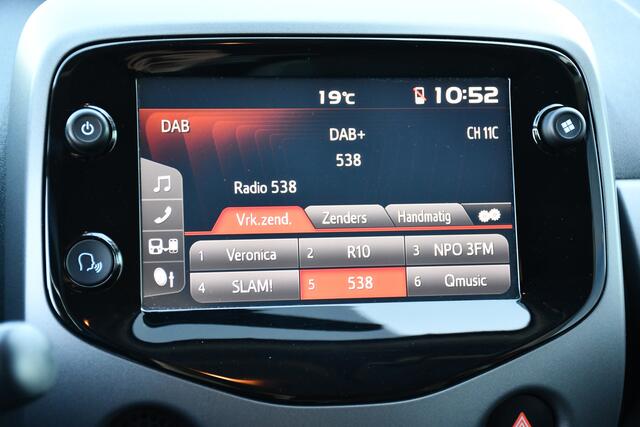 Toyota AYGO 1.0 VVT-i x-joy 5-deurs 72pk | Signaalkleur rood | Lichtmetalen velgen 15 | Achteruitrijcamera