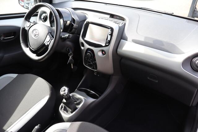 Toyota AYGO 1.0 VVT-i x-play Dealeronderhouden! Achteruitrijcamera/Airco/Bluetooth/Nederlandse auto! 2E PINKSTERDAG GEOPEND VAN 12:00 TOT 17:00 (ROTTERDAM&HELLEVOETSLUIS)