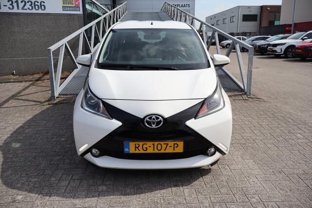 Toyota AYGO 1.0 VVT-i x-play Dealeronderhouden! Achteruitrijcamera/Airco/Bluetooth/Nederlandse auto! 2E PINKSTERDAG GEOPEND VAN 12:00 TOT 17:00 (ROTTERDAM&HELLEVOETSLUIS)