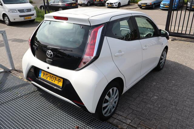Toyota AYGO 1.0 VVT-i x-play Dealeronderhouden! Achteruitrijcamera/Airco/Bluetooth/Nederlandse auto! 2E PINKSTERDAG GEOPEND VAN 12:00 TOT 17:00 (ROTTERDAM&HELLEVOETSLUIS)