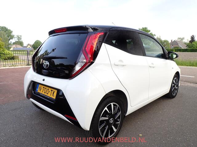 Toyota AYGO 1.0 VVT-i X-CITE TWO-TONE / CRUISE / CARPLAY / CAMERA / AIRCO /