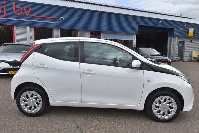 Toyota AYGO 1.0 VVT-i x-play , NAVI VIA APP , AIRCO , A UITRIJ CAM , EL VOOR ,