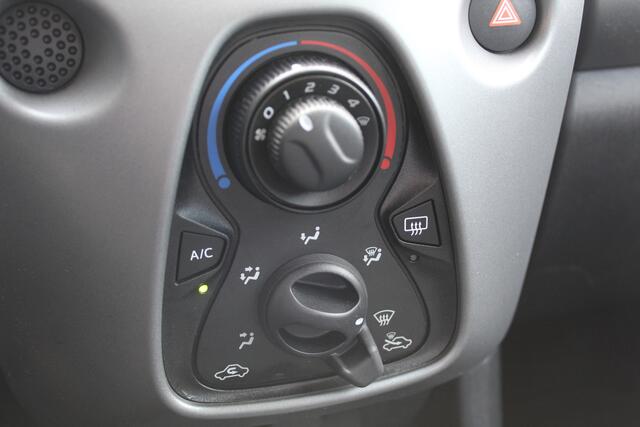 Toyota AYGO 1.0 VVT-i x-play | Rijklaar | Apple/Andriod | Airco | Camera | All-season | Dealer onderhouden | NL-auto