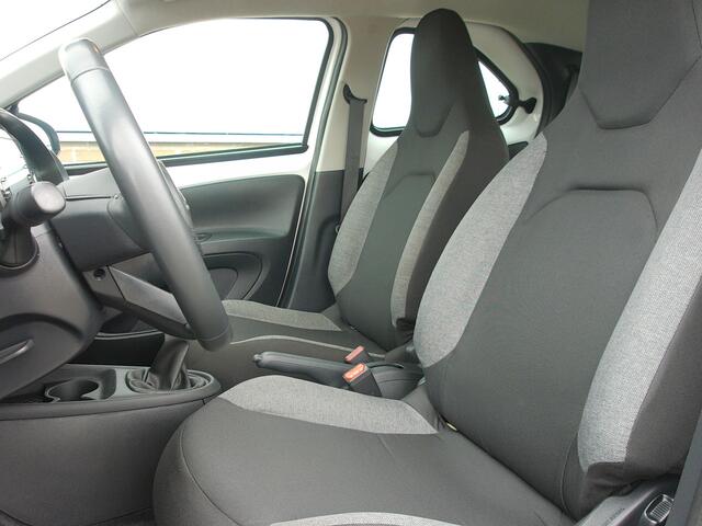 Toyota AYGO X 1.0 VVT-i MT Play, Carplay + Android Auto / Adaptive Cruise / Camera / Airco