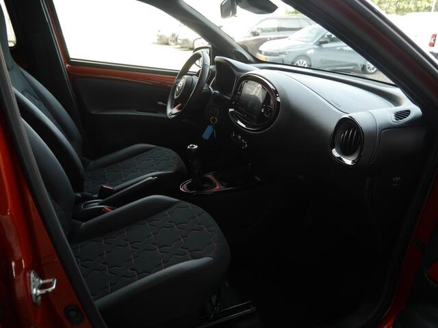 Toyota AYGO X 1.0 VVT-i MT Envy | JBL | Carplay / Android auto | 18 inch velgen | Cruise control | Camera achter | Climate control |