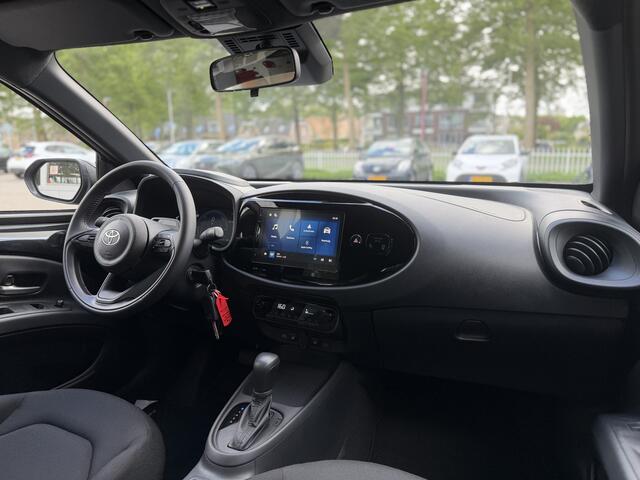 Toyota AYGO X Hybrid 115 Play + Go Pack Lichtmetalen velgen, Voorstoelen verwarmd, Cruise control, Climate control, Achteruitrijcamera