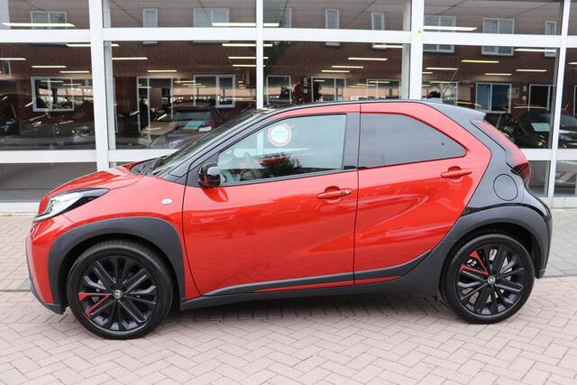 Toyota AYGO X 1.0 VVT-i S-CVT Premium Automaat. Nieuwstaat! Navigatie, two-tone premium kleur.
