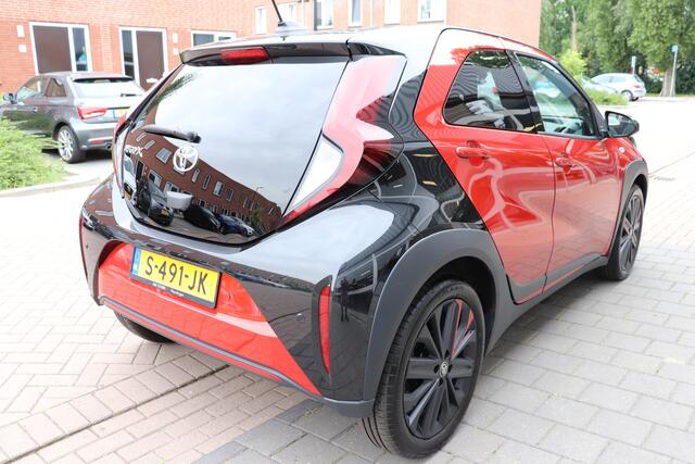 Toyota AYGO X 1.0 VVT-i S-CVT Premium Automaat. Nieuwstaat! Navigatie, two-tone premium kleur.