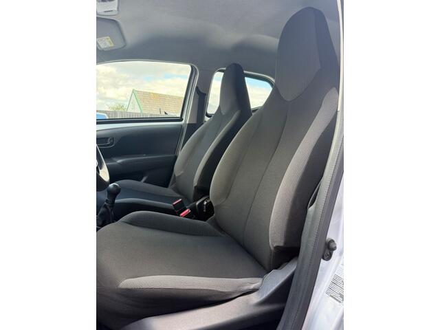Toyota AYGO 1.0 VVT-i x-fun / Airco / Bluetooth / AUX/USB / Radio DAB
