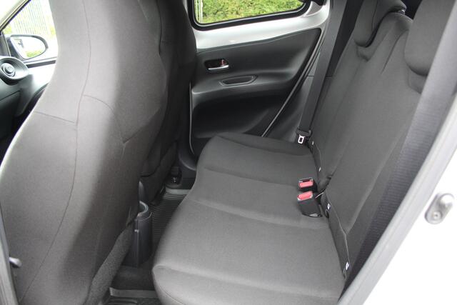 Toyota AYGO X 1.0 VVT-i MT first | Rijklaar | Stoelverw. | Clima | LED | Apple/Android | Privacy glass | LM-velgen | Dealer onderhouden