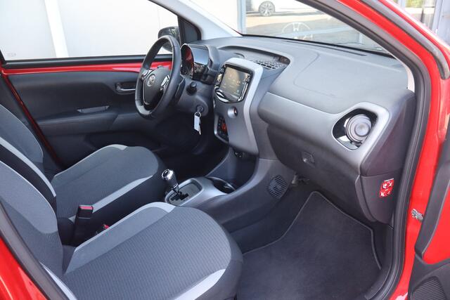 Toyota AYGO 1.0 VVT-i x-joy - NL- Auto!! Camera I Climate I Navi