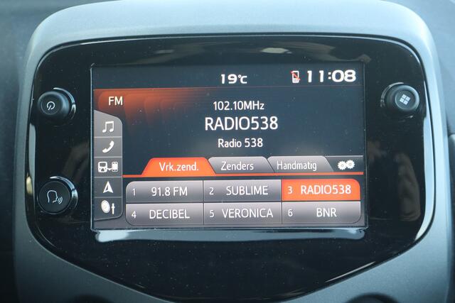 Toyota AYGO 1.0 VVT-i x-joy - NL- Auto!! Camera I Climate I Navi
