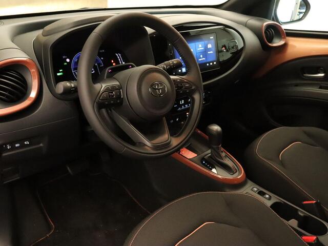 Toyota AYGO X Hybrid 115 pulse - NIEUWE AUTO - DIVERSE KLEUREN BESCHIKBAAR - PARKEERSENSOREN VOOR EN ACHTER - KEYLESS ENRTY & START - STOEL VERWARMING - DRAADLOZE TELEFOONLADER - AUTOMATISCH INKLAPBARE BUITENSPIEGELS