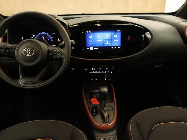 Toyota AYGO X Hybrid 115 pulse - NIEUWE AUTO - DIVERSE KLEUREN BESCHIKBAAR - PARKEERSENSOREN VOOR EN ACHTER - KEYLESS ENRTY & START - STOEL VERWARMING - DRAADLOZE TELEFOONLADER - AUTOMATISCH INKLAPBARE BUITENSPIEGELS
