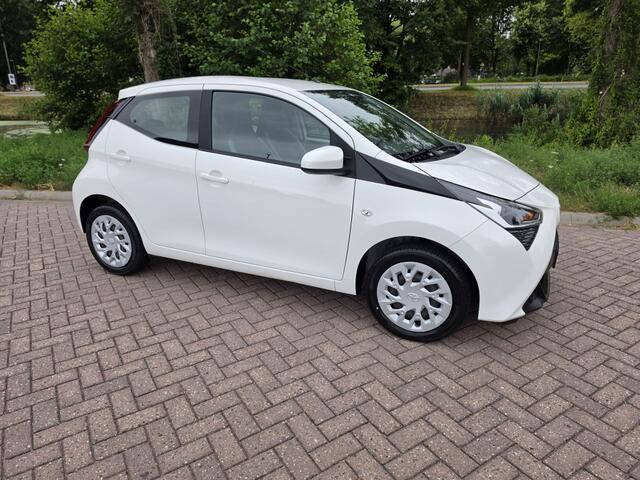 Toyota AYGO 1.0 VVT-i x-play ltd