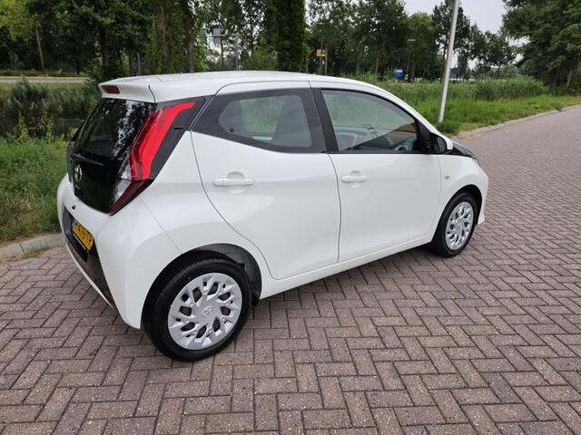 Toyota AYGO 1.0 VVT-i x-play ltd
