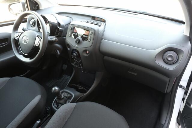 Toyota AYGO 1.0 VVT-i x-fun Handgeschakeld | Centrale deur vergrendeling | 4 speakers | Radio met AUX en USB-aansluiting | Bluetooth connectiviteit (handsfree bellen én muziekstreaming) | Stuurwiel met bediening