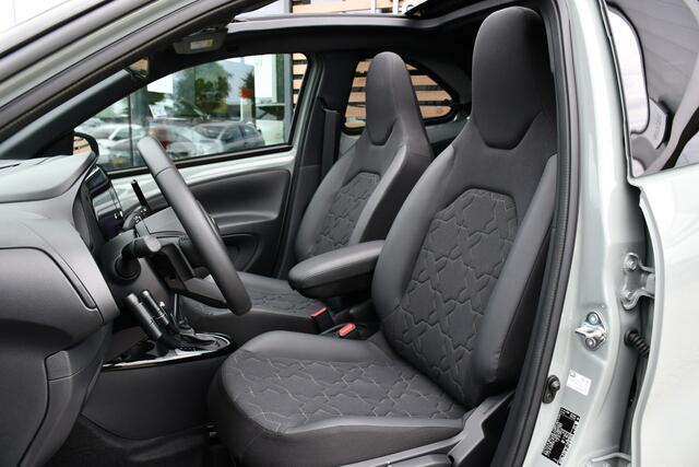 Toyota AYGO X 1.0 VVT-i S-CVT Envy Automaat 72pk | Aangepast naar handgas/rem | Elektrisch vouwdak | Parkeersensoren |