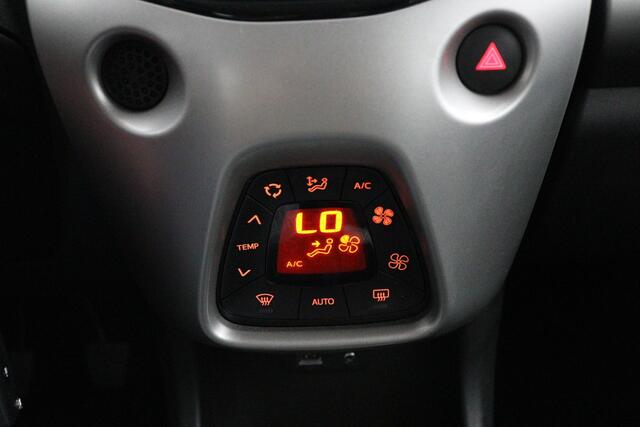 Toyota AYGO 1.0 VVT-i x-play | Climate control | Parkeercamera | Groot mediascherm | Navigatie |