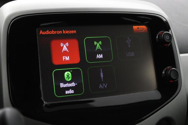 Toyota AYGO 1.0 VVT-i x-play | Climate control | Parkeercamera | Groot mediascherm | Navigatie |