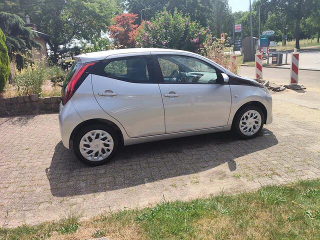 Toyota AYGO 1.0 5-drs, Airco, Navi via App, Camera.