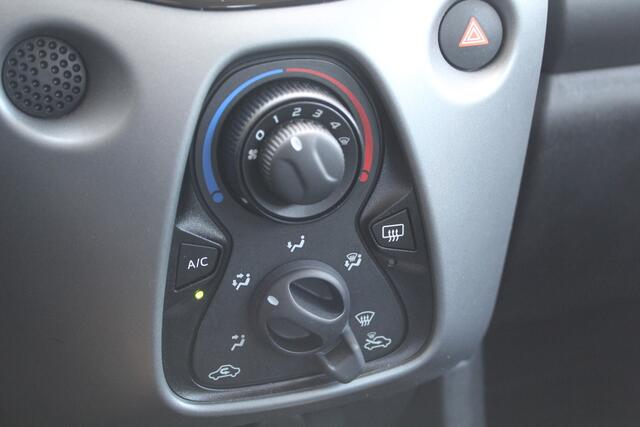 Toyota AYGO 1.0 VVT-i x-play | Rijklaar | Apple/Android | Camera | Airco | Bluetooth | Dealer onderhouden | NL-auto