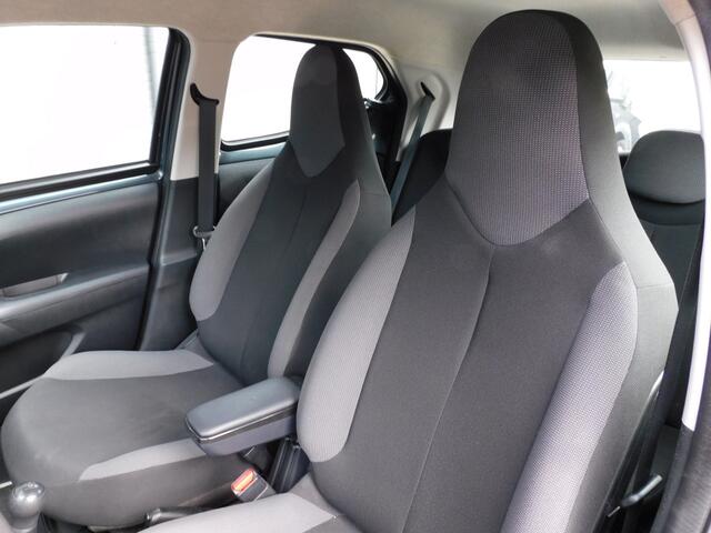 Toyota AYGO 1.0 VVT-i x-fun TOPSTAAT! DEALER ONDERHOUDEN! 4-SEIZOENEN BANDEN! BLUETOOTH! CRUISE! AIRCO!