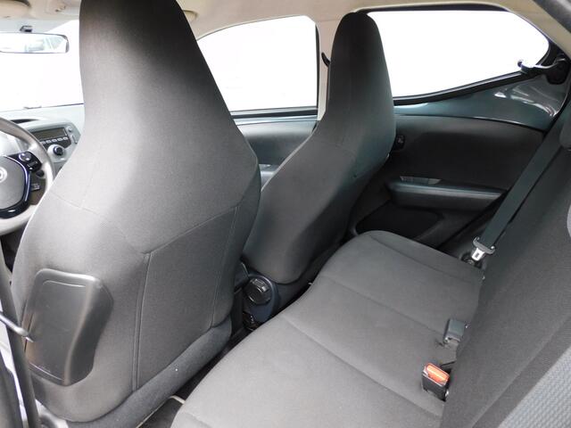 Toyota AYGO 1.0 VVT-i x-fun TOPSTAAT! DEALER ONDERHOUDEN! 4-SEIZOENEN BANDEN! BLUETOOTH! CRUISE! AIRCO!