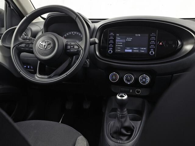 Toyota AYGO 1.0 VVT-i MT Play (APPLE CARPLAY, NAVIGATIE, ADAPTIVE CRUISE, SPORTSTOELEN, LANE ASSIST, CAMERA, NIEUWSTAAT)