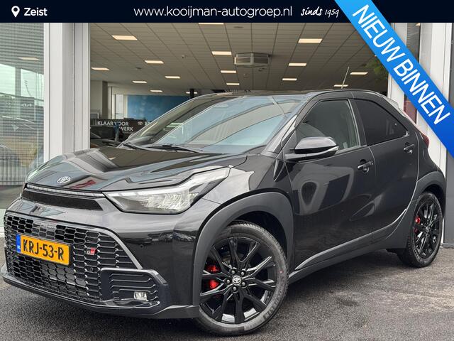 Toyota AYGO X Hybrid 115 GR Sport Black Edition Rode remklauwen | Parkeersensoren voor+achter | parkeercamera | 18 inch hoogglans zwarte velgen