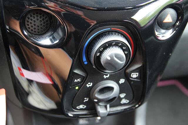 Toyota AYGO 1.0 VVT-i 73pk x-clusiv UNIEK! | NL-auto | Unieke kleur! | Luxe! | Airco | Cruise control | Multimedia | Elek. ramen | Metallic lak |