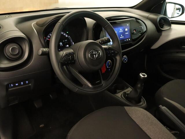 Toyota AYGO X 1.0 VVT-i MT Play - ORIGINEEL NEDERLANDSE AUTO - AIRCO - ADAPTIEVE CRUISE CONTROL - ACHTERUITRIJCAMERA - BLUETOOTH - LICHTSENSOR - DAB RADIO - APPLE CARPLAY/ ANDROID AUTO