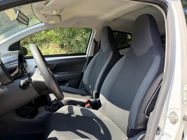 Toyota AYGO 1.0 VVT-i x-fun BI-TONE . GARANTIE TOT 06-2031* . AIRCO . SLECHTS 50.000 KM! . 1E EIGENAAR .