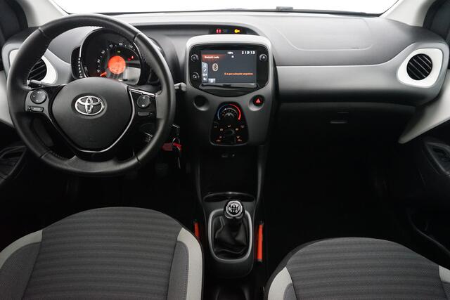 Toyota AYGO 1.0 VVT-i x-cite 15" LM velgen, Carplay, Airco, Cruise