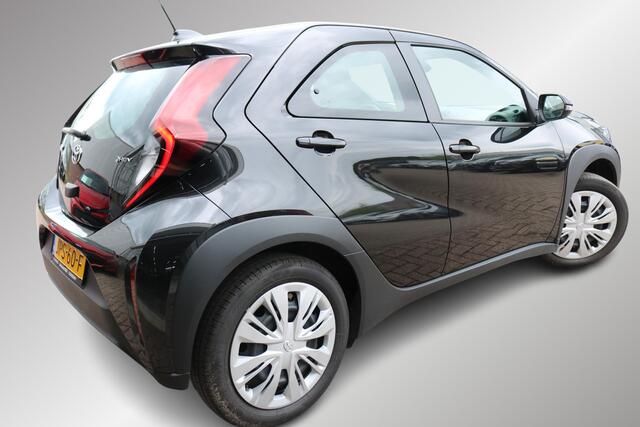 Toyota AYGO X Hybrid 115 play, Apple & Android Auto, Adaptieve cruise control, Parkeercamera, Road sign assist.