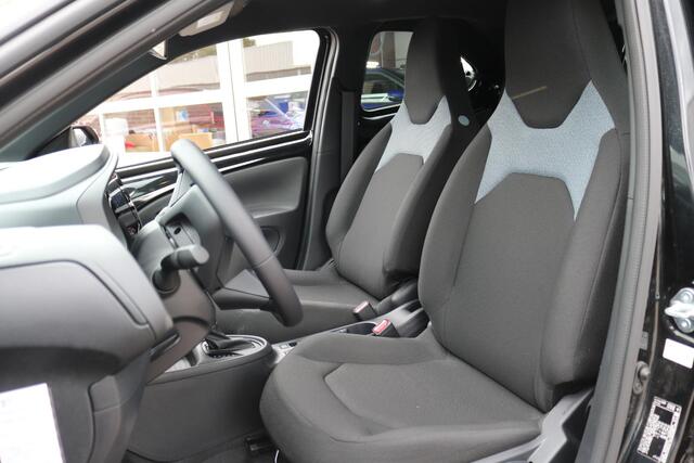Toyota AYGO X Hybrid 115 play, Apple & Android Auto, Adaptieve cruise control, Parkeercamera, Road sign assist.