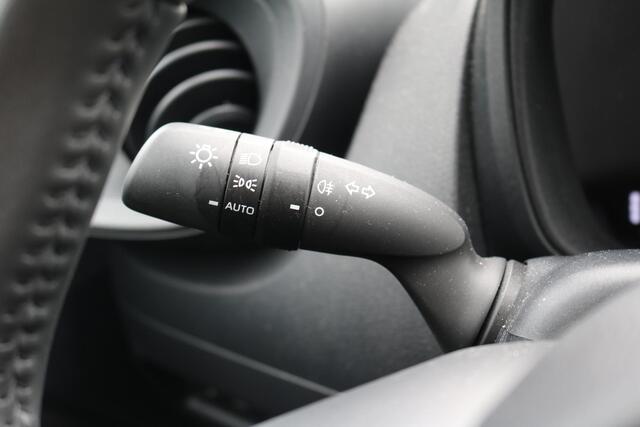 Toyota AYGO X Hybrid 115 play, Apple & Android Auto, Adaptieve cruise control, Parkeercamera, Road sign assist.