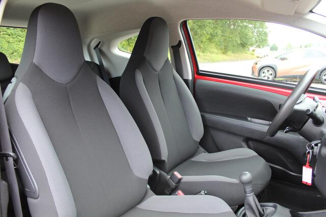 Toyota AYGO 1.0 VVT-i x | Rijklaar | Dealer onderhouden | All season banden | Radio/USB/AUX-speler | Centrale vergrendeling