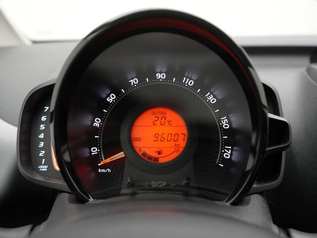 Toyota AYGO 1.0 VVT-i x-play | NL Auto | Dealer Onderhouden | Achteruitrijcamera | Binnen 31-8