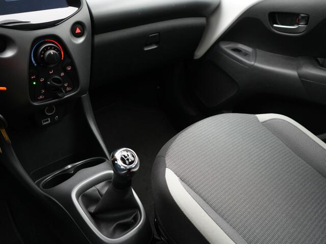 Toyota AYGO 1.0 VVT-i x-play | NL Auto | Dealer Onderhouden | Achteruitrijcamera | Binnen 31-8