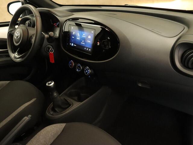 Toyota AYGO X 1.0 VVT-i MT Play - ORIGINEEL NEDERLANDSE AUTO -ACHTERUITRIJCAMERA - APPLE CARPLAY/ANDROID AUTO - CRUISE CONTROL ADAPTIEF - AIRCO - VERKEERSBORDDETECTIE - GROOTLICHTASSISTENT - LEDEREN STUURWIEL - DAB-ONTVANGER - BLUETOOTH TELEFOONVOORBEREIDING