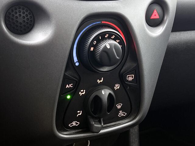 Toyota AYGO 1.0 VVT-i x-play | BTW voertuig | Dealer onderhouden | 1e eigenaar | Apple CarPlay/Android Auto | Airco | Achteruitrijcamera |