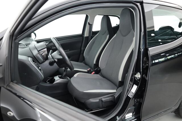 Toyota AYGO 1.0 VVT-i x-play | Rijklaar! | Apple CarPlay & Android Auto | All Season | Airco | DAB | Camera