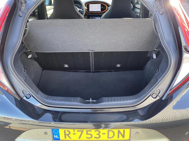 Toyota AYGO X 1.0 VVT-i S-CVT Automaat Limited 1e eigenaar Meest luxe incl o.a.: AppleCarplay/AndroidAuto, 18"LM velgen, Parkeerhulp camera en sensoren, Metallic lak, stoelverwarming